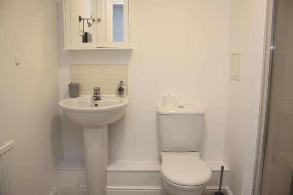 2 Bed 2 Bath Apartment & Parking - Lgw 10Min Drive Кролей Экстерьер фото