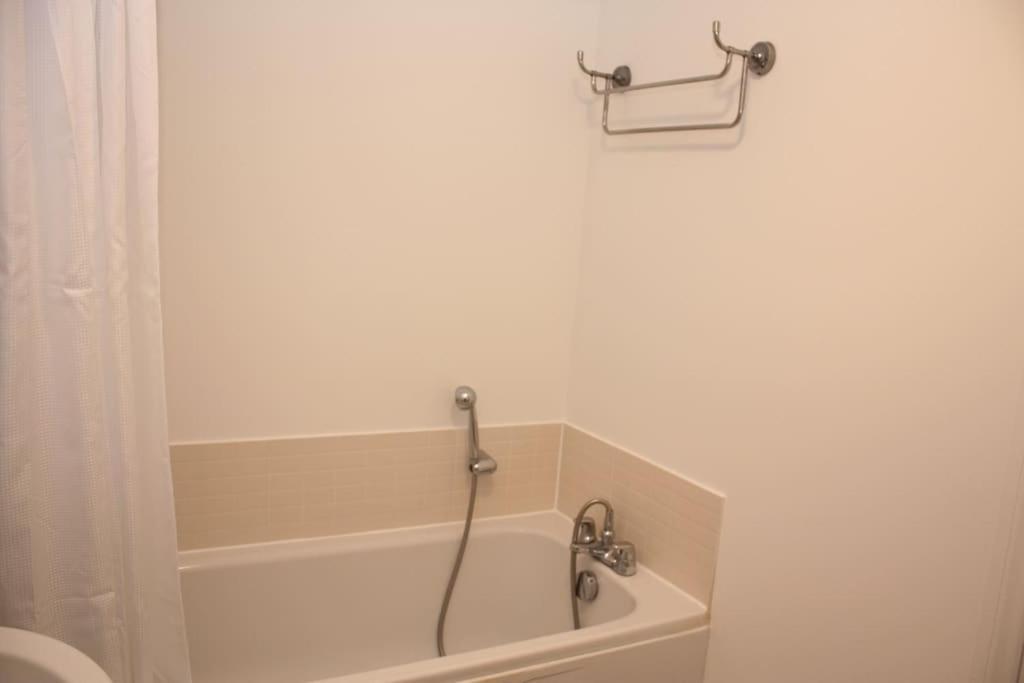 2 Bed 2 Bath Apartment & Parking - Lgw 10Min Drive Кролей Экстерьер фото